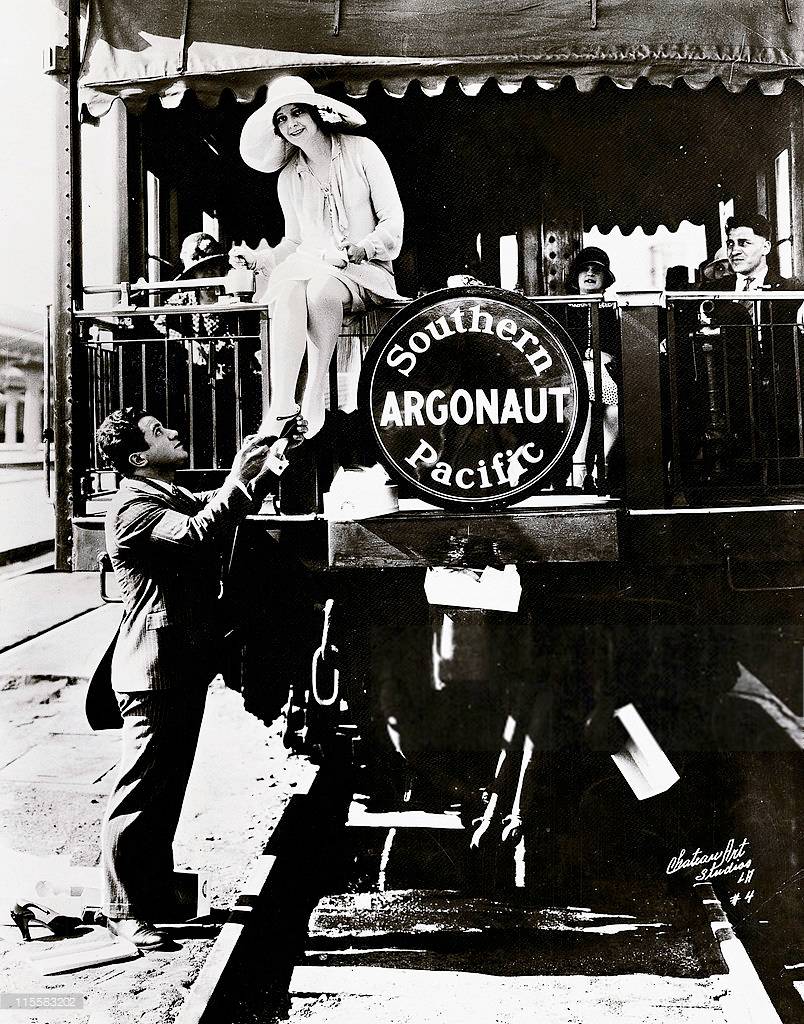 励志大戏｜有个穷人家的孩子，辍学做鞋匠创建了时尚王国