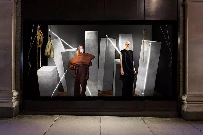 不必花钱去剧院，这间商店里每次转身都是一出精装大戏