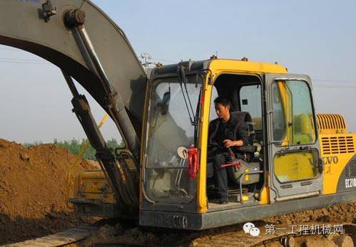 挖掘机不能动怎么旋转,挖掘机冷车启动不起来