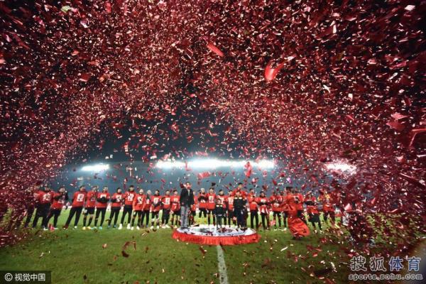 辽足欢庆保级肇俊哲光荣退役被队友抛起