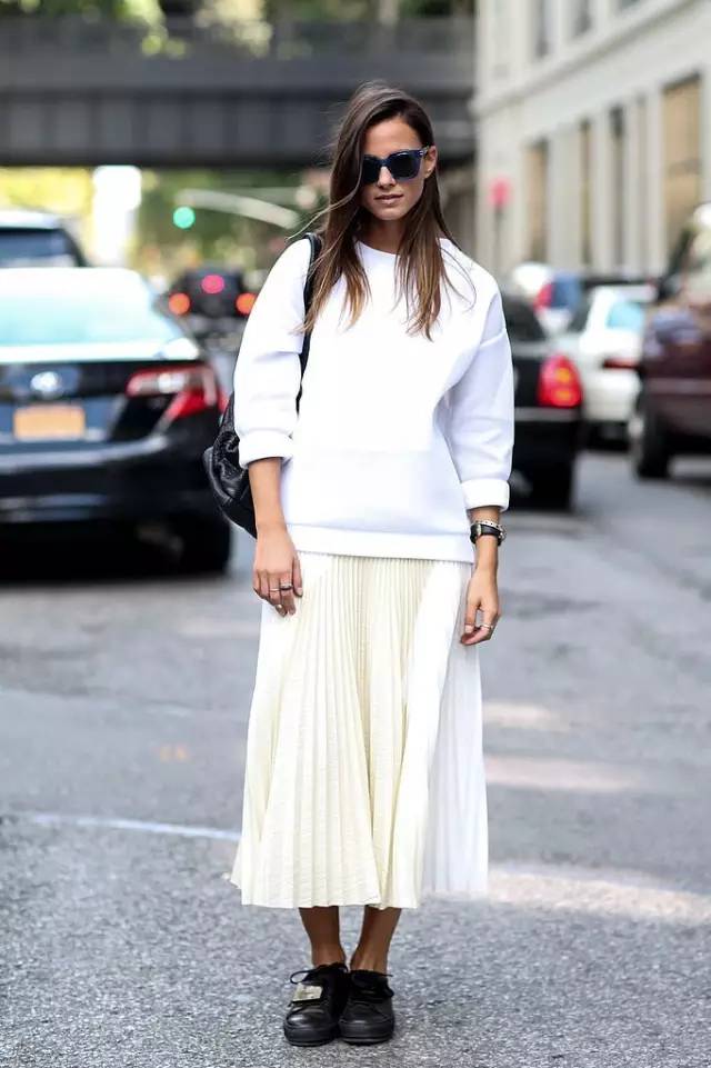 时髦大衣搭配,黑色毛呢大衣配什么颜色百褶裙