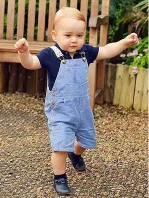 小王子你不冷吗？你王妃额娘为啥永远给你穿条小短裤？