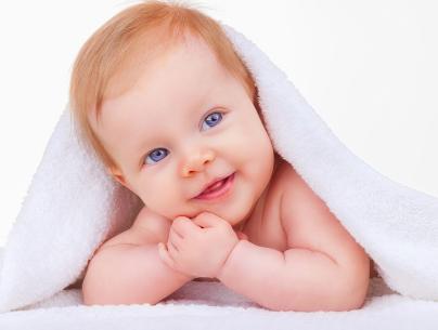 婴儿脸上红红的一片很粗糙还脱皮,婴儿脸上脱皮是怎么回事