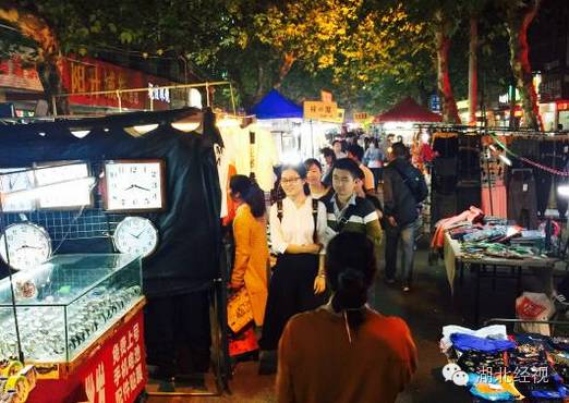 来武汉不可错过的一条街,武汉晚上逛的步行街夜市