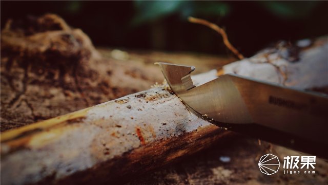 这盒子还没手掌大，里面的工具却比工具箱还全，野外保命全靠它