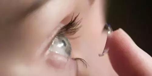 隐形眼镜碎了会在哪个位置,隐形眼镜在眼里面碎了一半