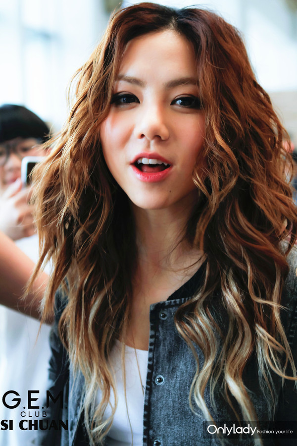 乔妹换上“绵羊卷”发型呆萌可爱邓紫棋允儿莫文蔚都梳起来了！