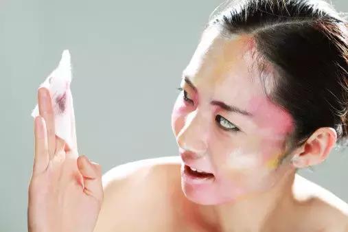 脸过敏发痒起小疙瘩可以用面膜吗,敷面膜过敏脸上满脸疙瘩怎么消除