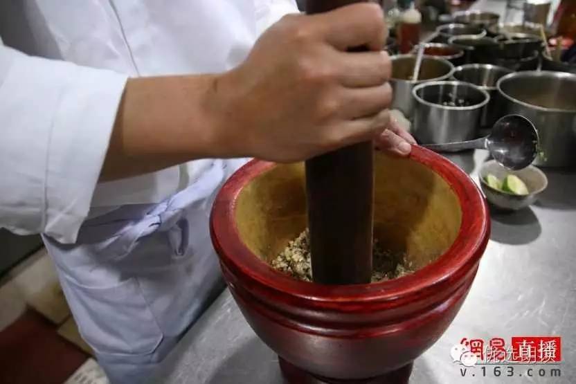 舌尖上的云南第二期：毛主席都夸赞的汽锅鸡是这样做出来的