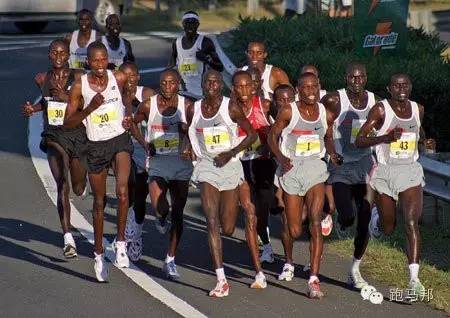 邀请黑人运动员参赛对中国马拉松来说是一剂麻药，会上瘾~
