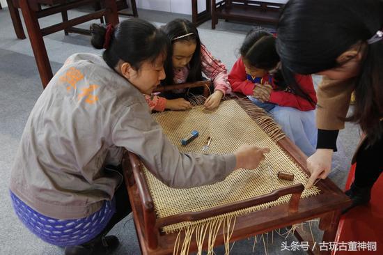 他把亚马逊河上的5000只塑料瓶变成艺术品！