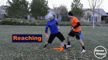 足球1v1防守技能训练多种方法,足球防守技巧与套路图解