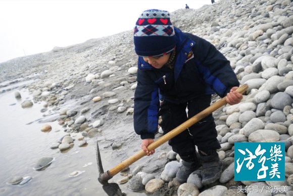 河道内捡玉石,如何在水清澈的塘边捡玉石
