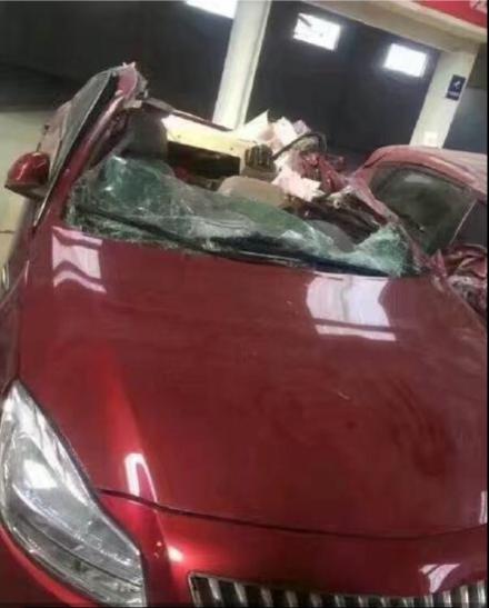 摩托撞飞后站起来,摩托撞到汽车逃跑了