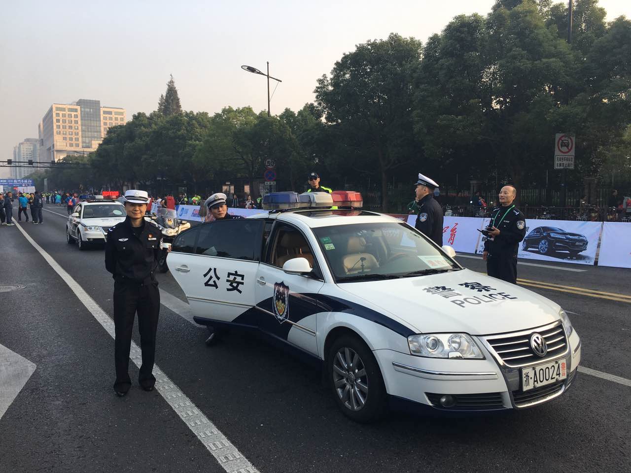 小微拼尽洪荒之力,全程记录杭马!杭州人30年前这样开跑