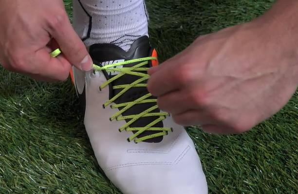 足球新手怎样系鞋带最简单,足球鞋带太长怎么办