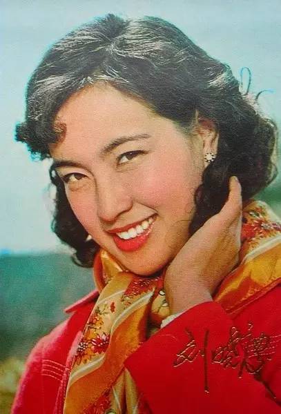 刘晓庆与友人庆生，61岁颜值不老，曾和姜文组CP