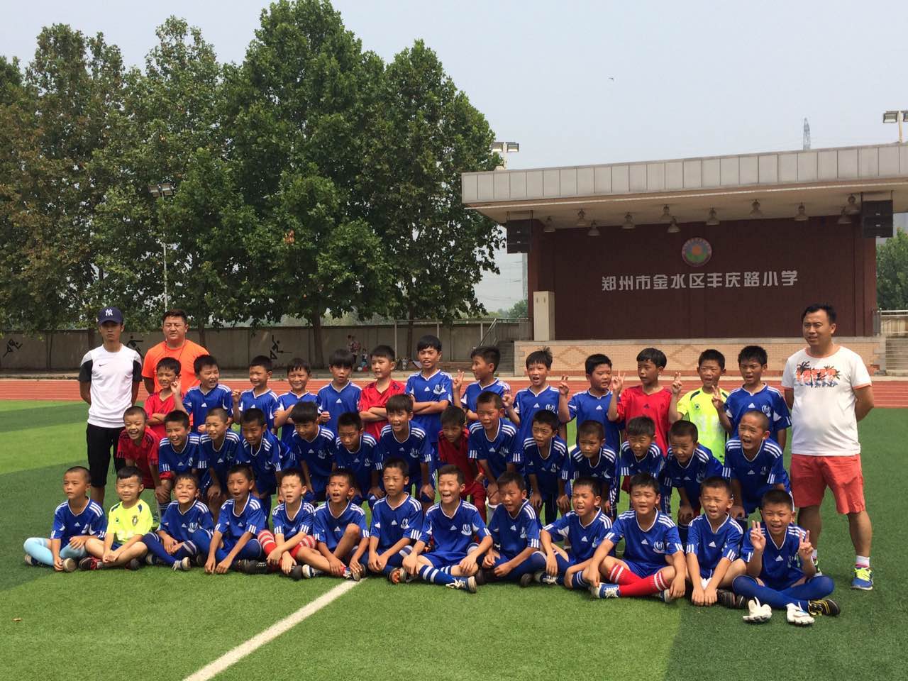 老胡送三爷礼物,老胡贴对联