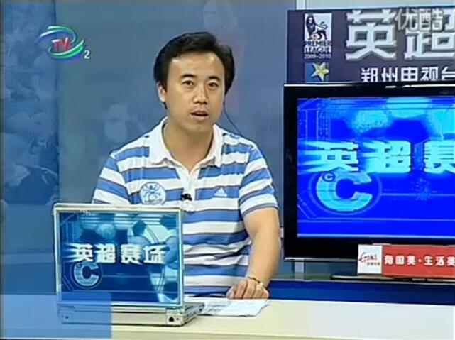 老胡送三爷礼物,老胡贴对联