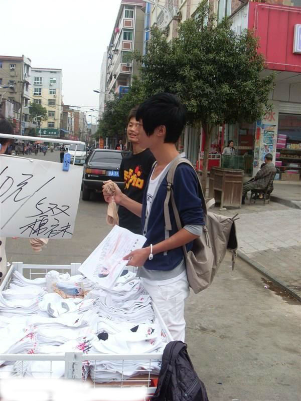 摆地摊卖袜子创业过程,摆地摊卖袜子去厂里拿货技巧