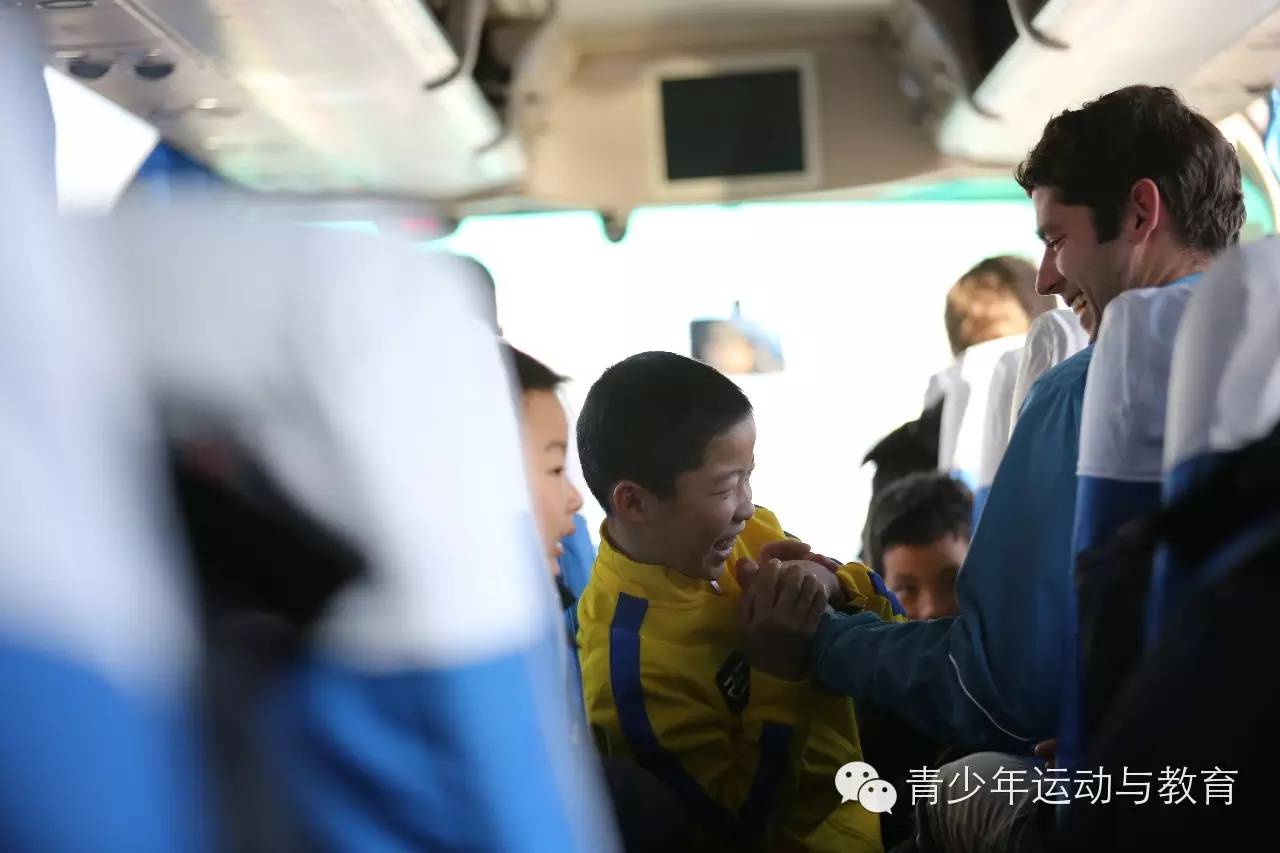 足球训练营冬训校园足球,扎根绿茵青训的“孩子王”外教