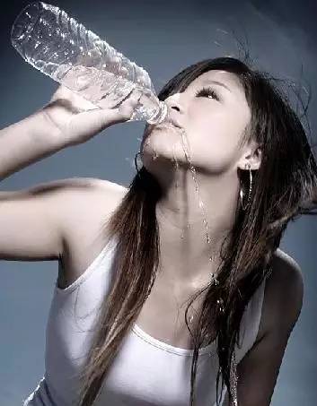 献给春节里一样辛苦的奶爸奶妈:宝宝吐奶,怎么办(上)