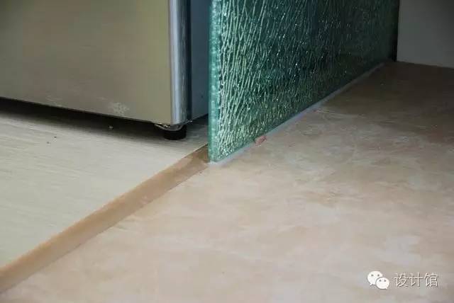 一边铺瓷砖一边铺地膜,一边贴砖一边填缝吗