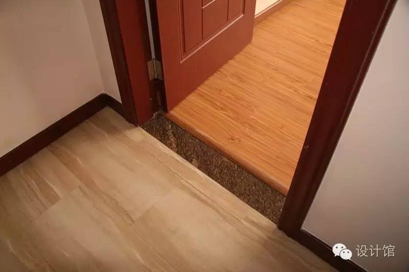 一边铺瓷砖一边铺地膜,一边贴砖一边填缝吗