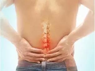 40岁壮汉背弯得像只虾,看看医生是怎么将他“拉直”的