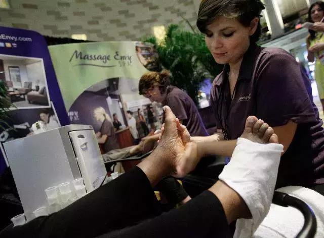 这家“快餐式”按摩连锁年营收竟达100亿!究竟靠什么?