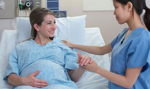 临产时内检要伸一只手进去吗,妇产科医生接生尴尬怎么办