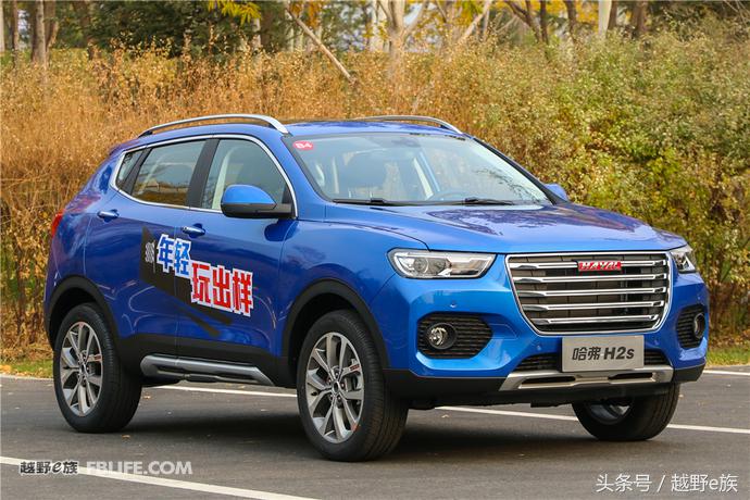 城市中的帅小伙试驾哈弗H2s红标版