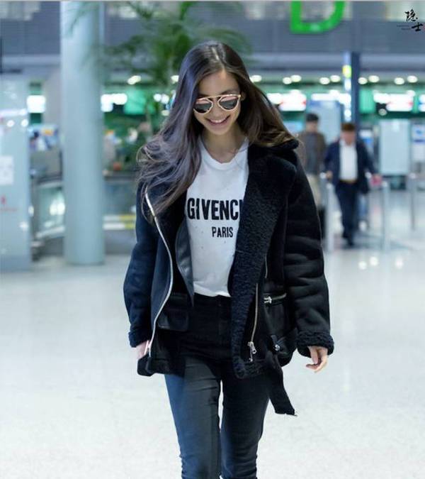 baby杨幂走秀,杨幂baby同框滑雪