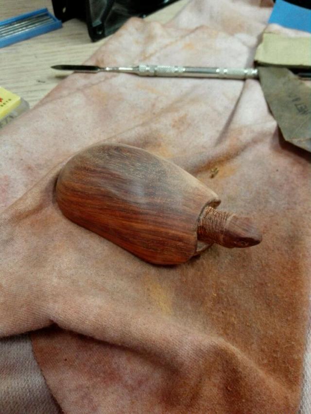 从朋友那抢了块料子，心情不好雕个乌龟王八蛋！