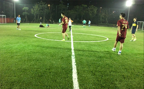 足球鞋适合场地介绍,踢球人四宫格