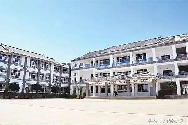 大理市多所学校变得更漂亮实验楼、足球场、大鼻子校车都有了