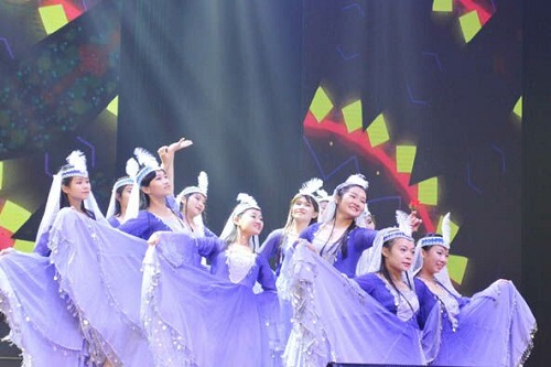 流光溢彩迎新夜心心连新齐飞扬