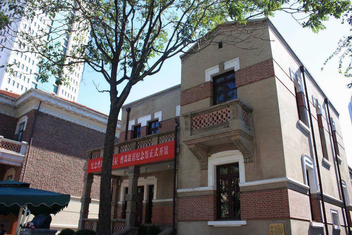 曹禺是湖北潜江哪里人,曹禺是现代著名小说家吗