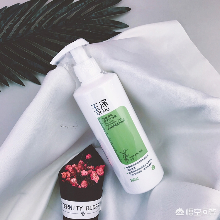 冬天到了身上会有雪花一样的皮屑,北方冬天天气干燥身上掉皮屑