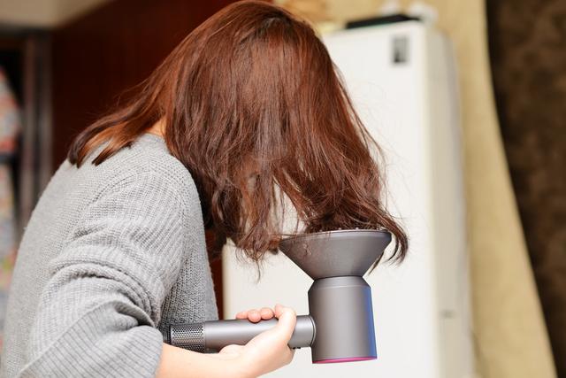 dyson戴森吹风机hd12风力测试,戴森吹风机到底有什么黑科技