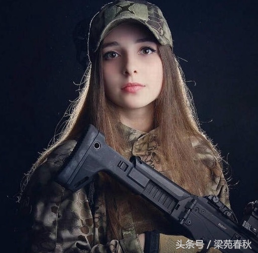 不爱红妆爱武装，俄罗斯军品范儿的萌妹子！