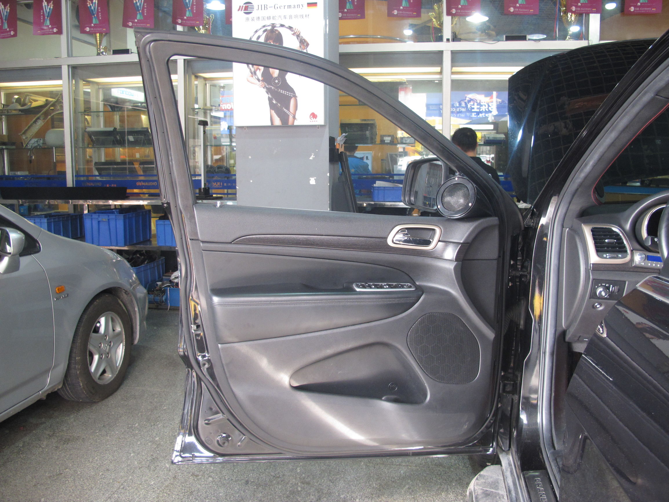 大切诺基升级丹麦丹拿342三分频，鼎沸之音，还原最真实的声音