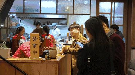 当过LV旁边的网红店总厨，这个做了30年油条的老头还不服老！