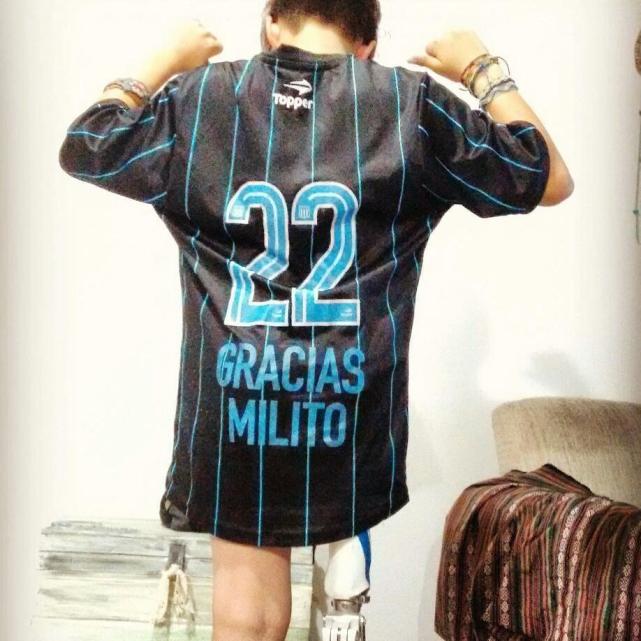 感动的足球小男孩,小孩子踢球足球场上的感人瞬间