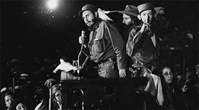 我哭豺狼笑的下句,我哭豺狼笑这句话出自哪里