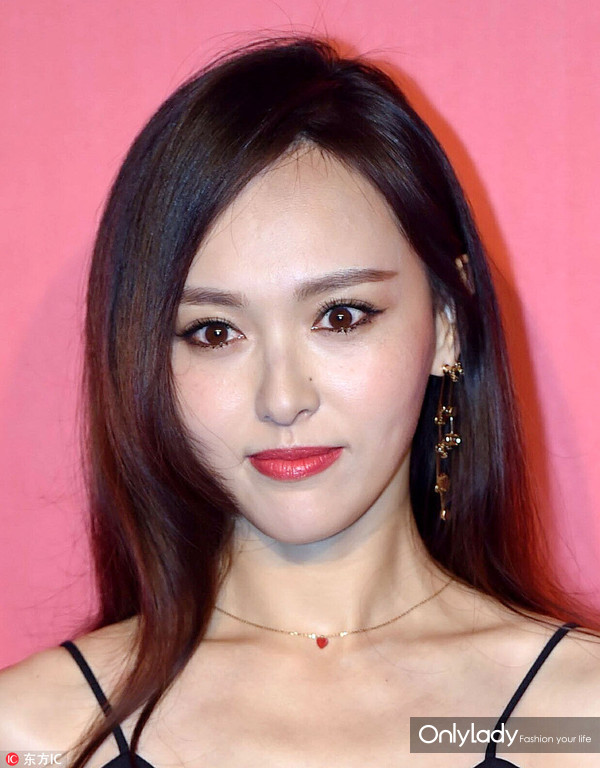 女子花4万块整容把嘴都整歪了,美国女子花76万整容