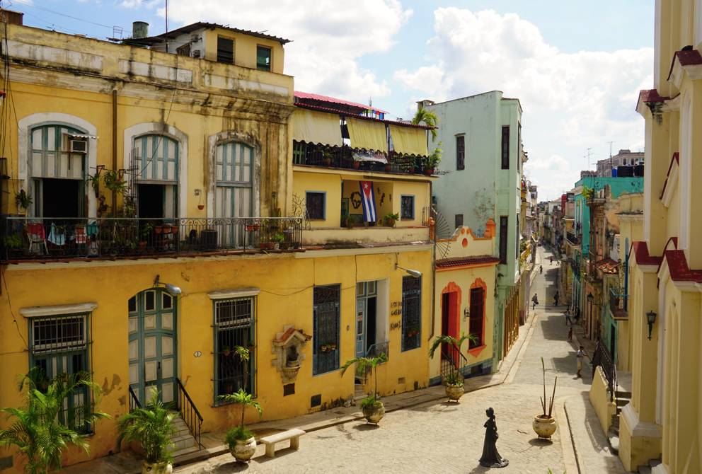 在古巴,1个人1个月只能有5个鸡蛋