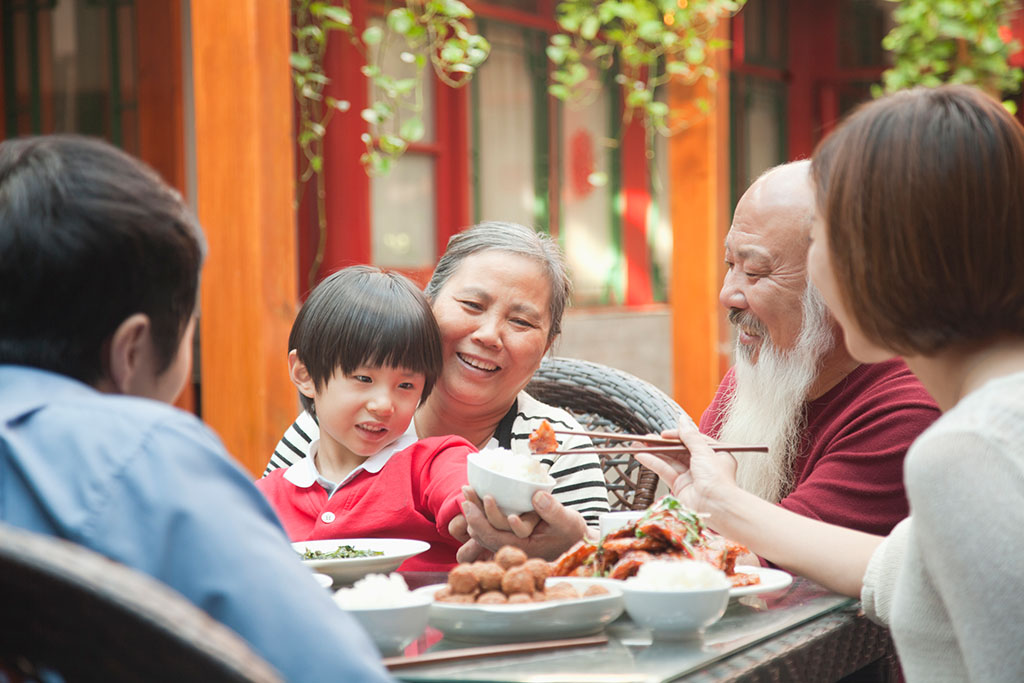 吃东西噎着的自救方法,吃东西太快噎着了怎么办