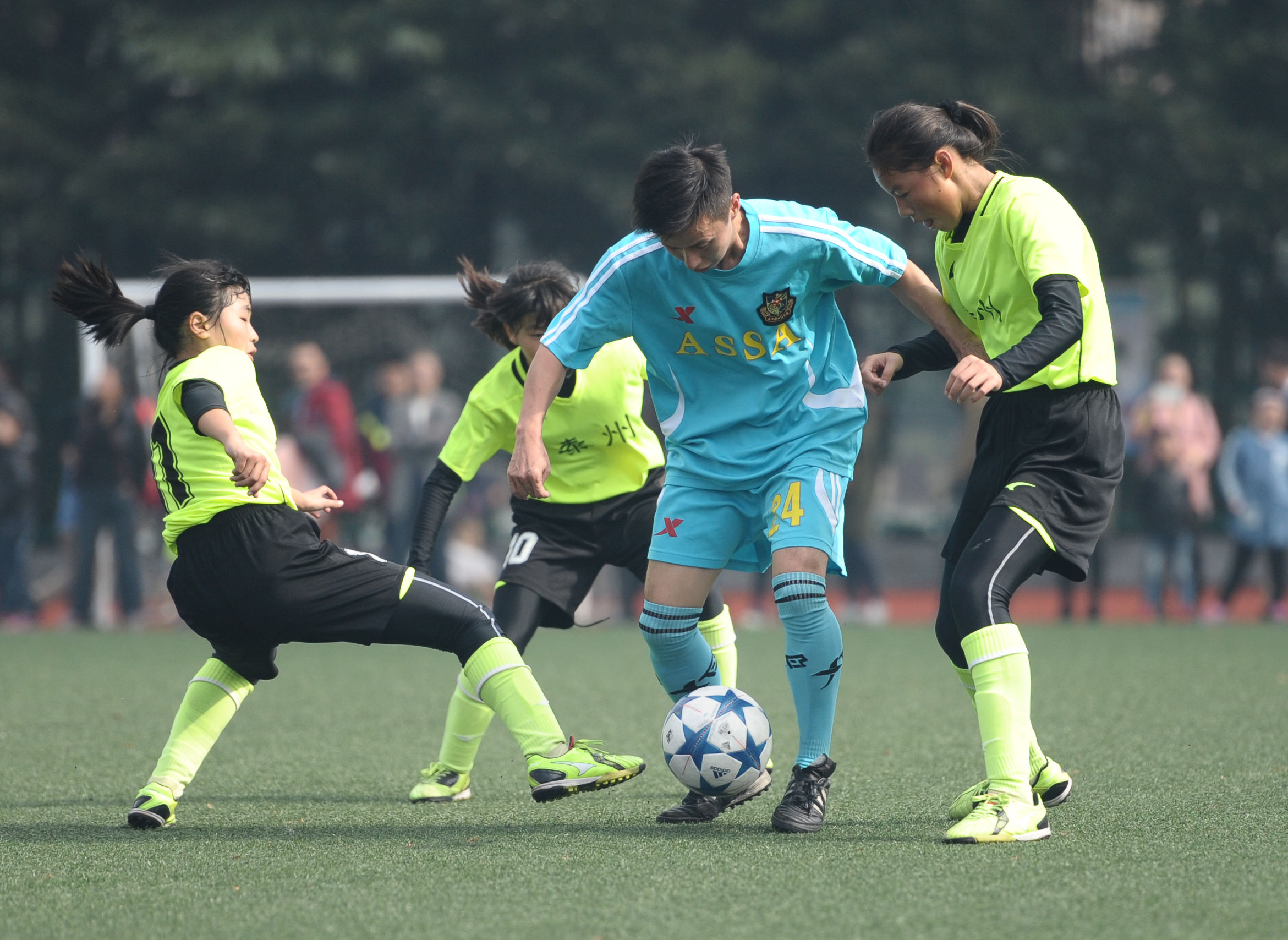 谭咏麟公益足球赛,香港明星足球队谭咏麟助攻