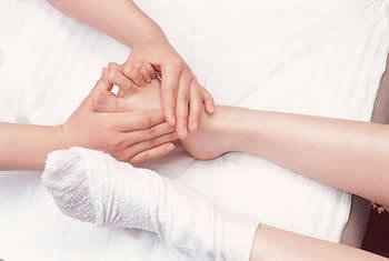 球员脚扭伤队医治愈,足球运动员脚踝扭伤治疗